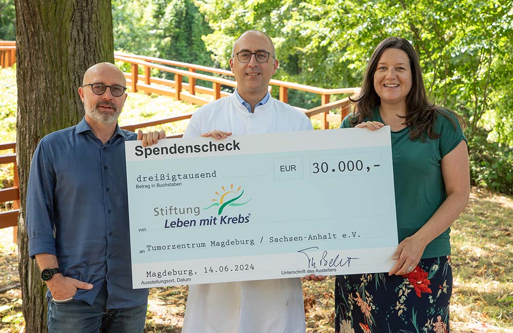 Scheckuebergabe_ Rudern gegen Krebs_Schubert_UMMD